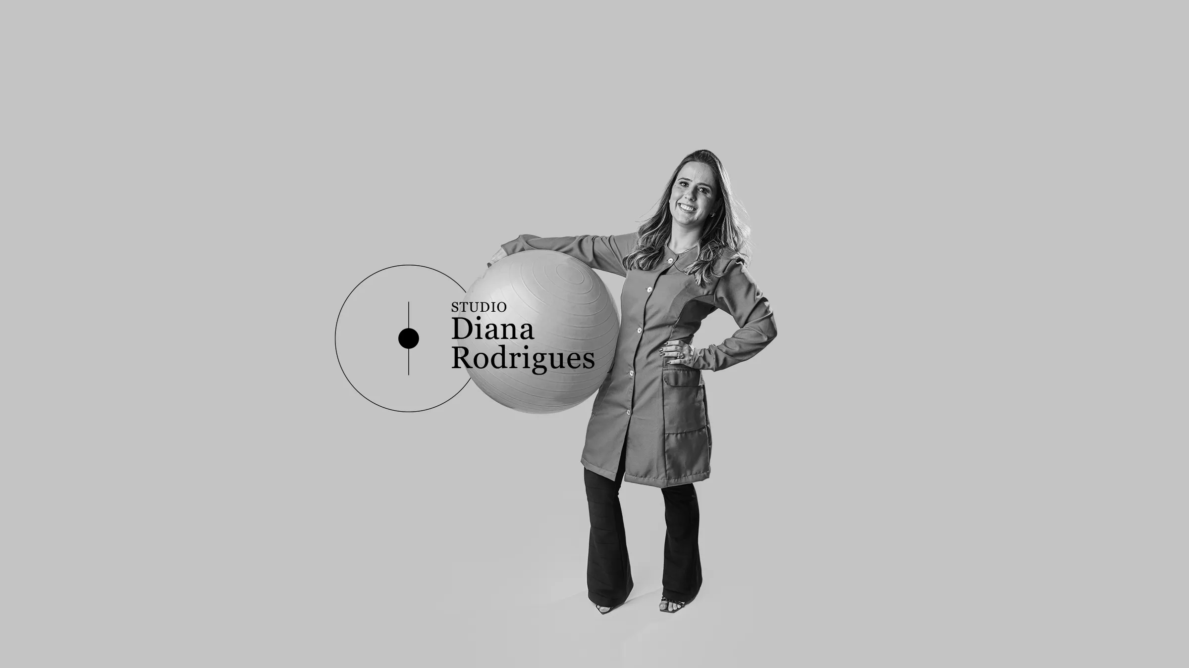 Retrato de Diana Rodrigues, proprietária do Studio Diana Rodrigues, em preto e branco.