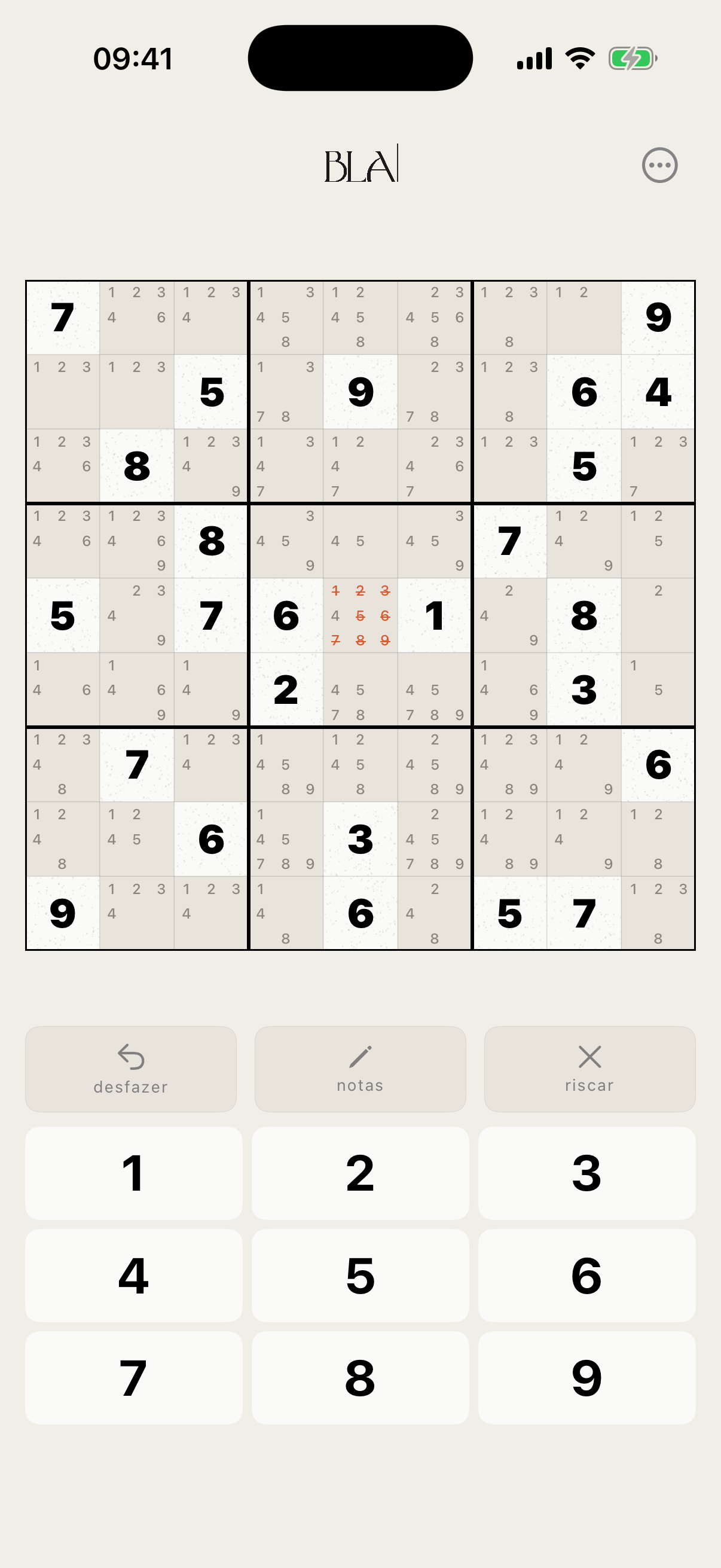 Tabuleiro do Sudoku BLA com modo notas extensivo e uma célula em conflito destacada em vermelho.